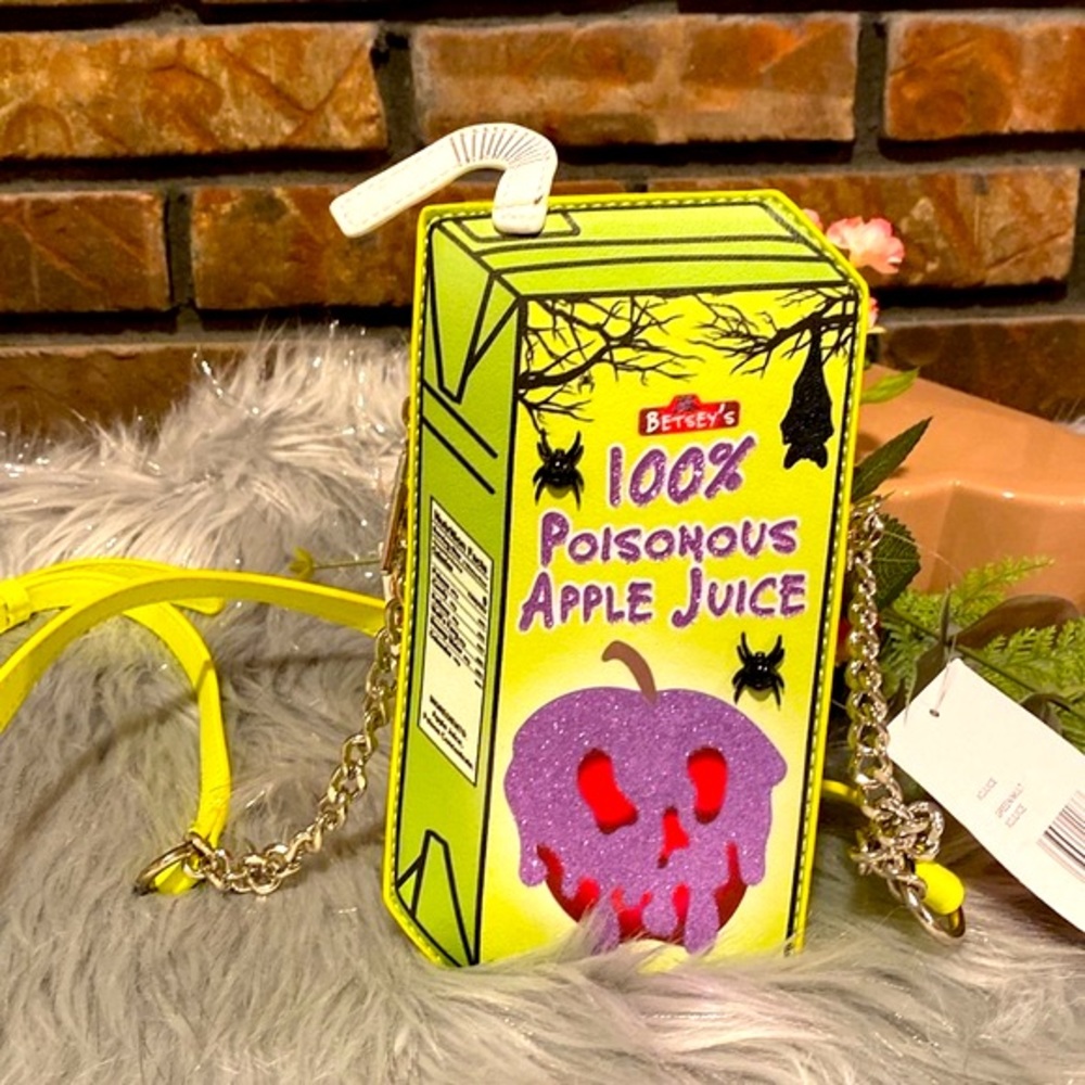 BNWT Betsey Johnson XOJUICE 100% Poisonous Apple Juice Spooky Crossbody Bag - Picture 3 of 6